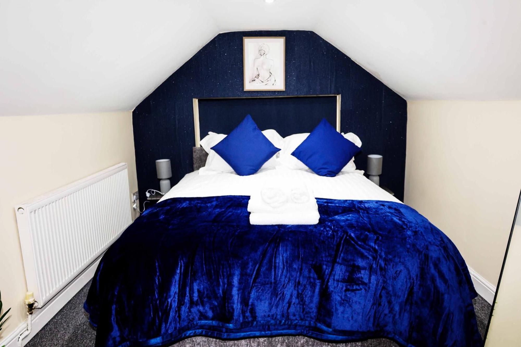Lausory King Bed Living Your Luxe Home Away Nottingham Exterior photo