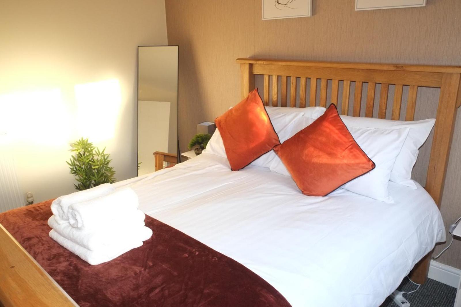 Lausory King Bed Living Your Luxe Home Away Nottingham Exterior photo